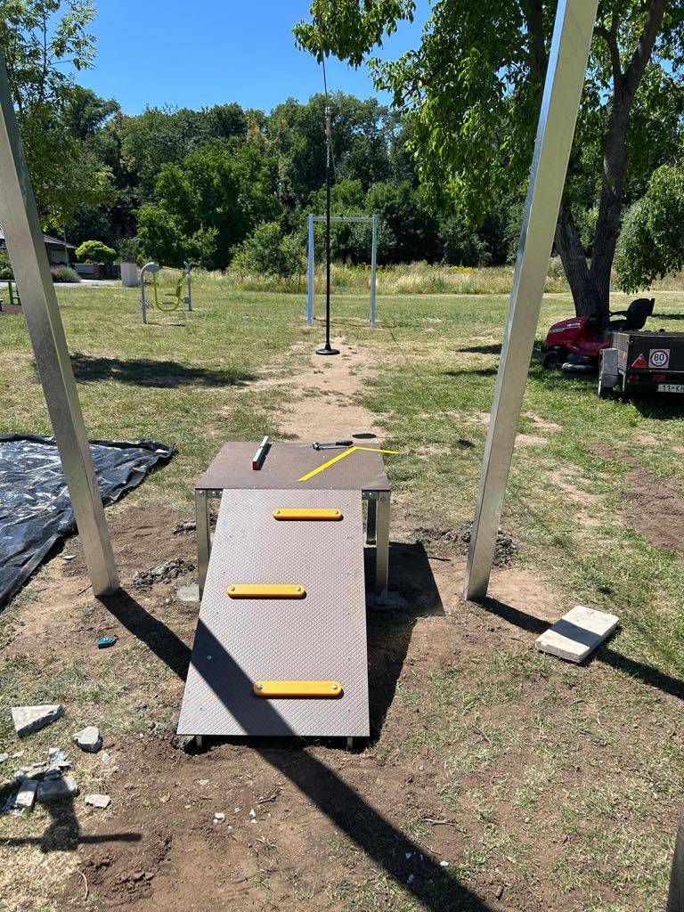 Dnes bylo instalováno nástupiště k lanové dráze. Prosíme o respektování zákazu vstupu na nástupiště. Děkujeme.