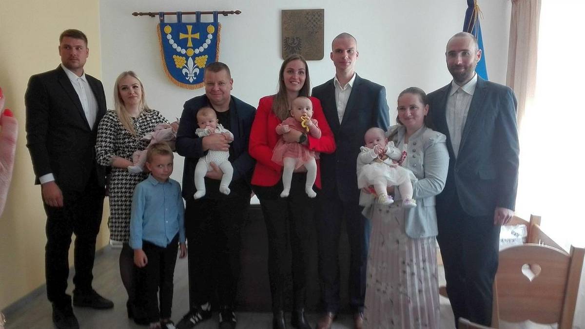 V neděli 9. října jsme v obřadní místnosti obecního úřadu přivítali naše nové občánky: Viktorie Anna Menšíková, Julie Handlová, Nela Zochrová, Kateřina Šuranská. Dětem i rodičům přejeme hodně sil, zdraví, štěstí, lásky a rodinné pohody.