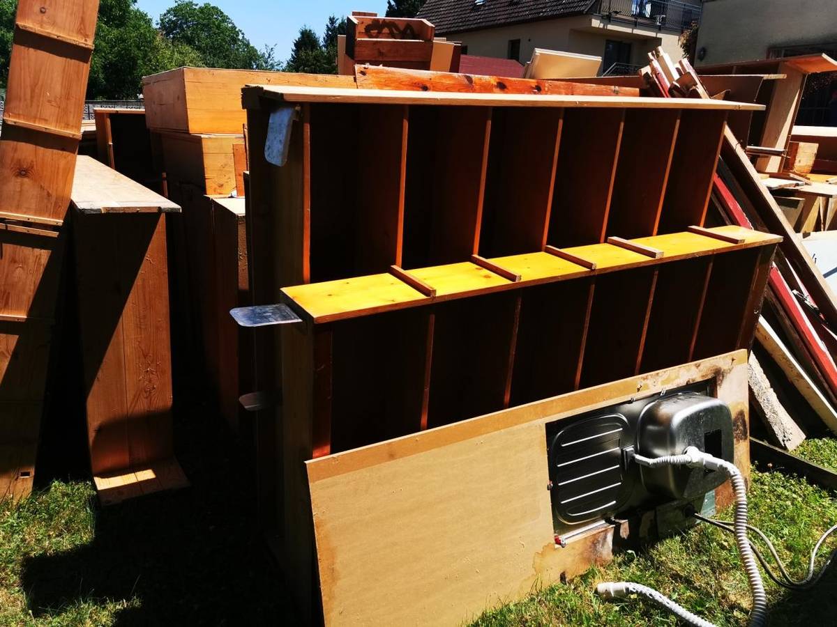 Vážení, nabízíme dřevěné regály z knihovny. Ideální do garáže, dílny nebo sklepa. Podmínkou vlastní odvoz. Regály jsou za obecním úřadem.