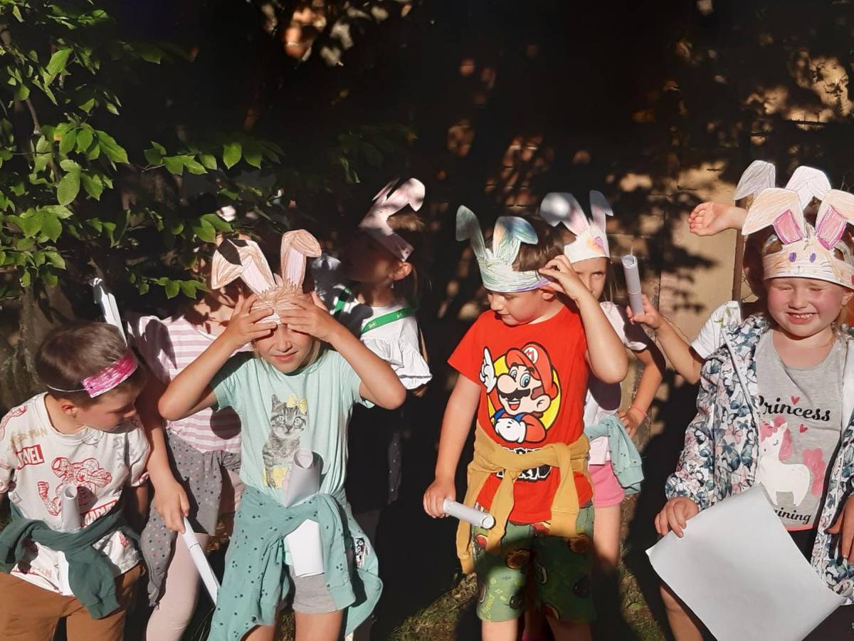 Na tento den se nejstarší děti ze třídy Zajíčci moc a moc těšily. Čekalo na ně totiž velké dobrodružství se Zajíčkem Ušáčkem, který pro ně nachytal napínavou výpravu za pokladem. Jako ochranu před kouzly si děti vyrobily zajíčkovu čelenku a vyrazily po stopách. A jestli poklad našly, uvidíte sami:-)