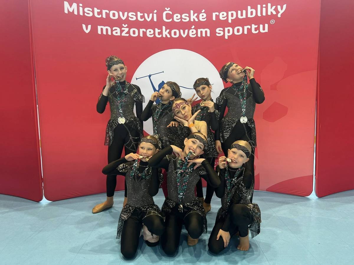 Mažoretky z MK Ballerisimo Hlučín získaly na finále Mistrovství ČR v Kroměříži 12 medailí, včetně 5 titulů Mistryň ČR. Zlato, stříbro i bronz si odvezly formace napříč věkovými kategoriemi. O týden později uspěl klub i v Novém Městě na Moravě, kde ovládl další části republikového finále s náčiním baton. Tituly Mistryň a Vícemistryň ČR potvrdily špičkovou úroveň klubu. Ballerisimo si díky svým výkonům zajistilo postup na srpnové Mistrovství světa v Ostravě s více než 40 choreografiemi.   👉 Celý článek si přečtete zde: https://bit.ly/4lCD5YI