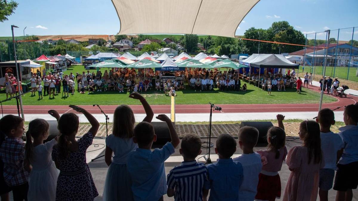 Ďakujeme všetkým účinkujúcim, ktorí obohatili program svojím talentom a predajcom, ktorí priniesli kus tradičnej atmosféry, a hlavne vám, návštevníkom, že ste prišli, usmievali sa, zabávali a vytvorili tú jedinečnú jarmočnú náladu, na ktorú budeme ešte dlho spomínať.   Foto: Ivan Bíro