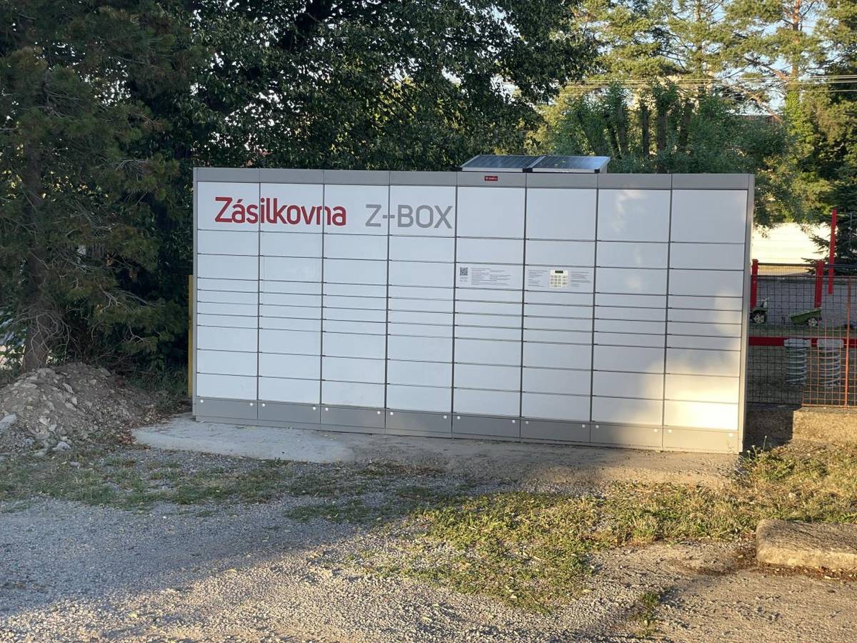 Vzhledem k nadměrné vytíženosti byl v úterý instalován nový Z-Box, rozšířený o 40 schránek. Doufáme, že kapacita bude dostačovat a občané již nebudou muset jezdit, pro svoje zásilky, po okolních vesnicích. S pozdravem Obecní úřad