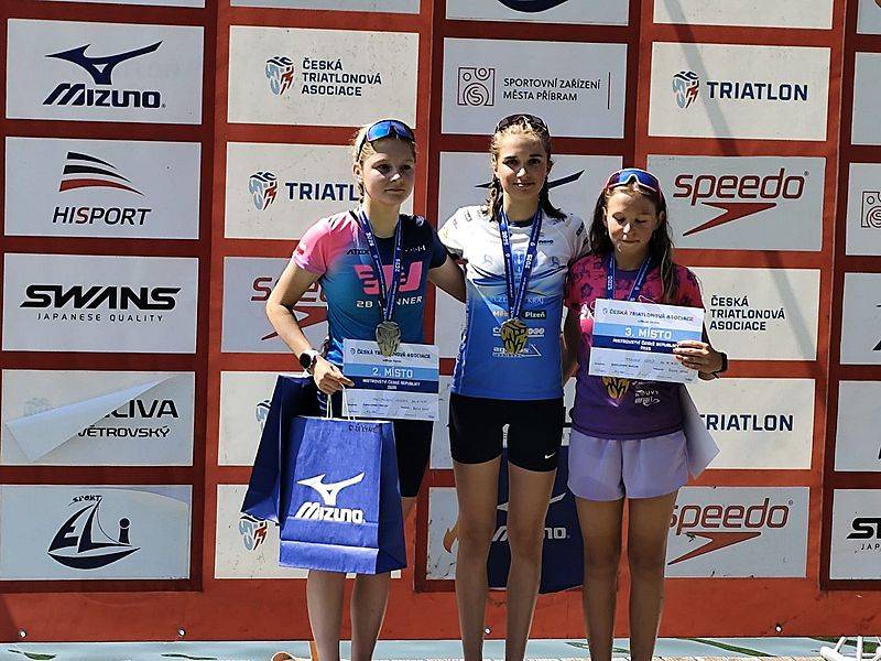S hrdostí oznamujeme, že Daniela Beranová, žákyně 9. třídy, se stala mistryní České republiky v triatlonu.