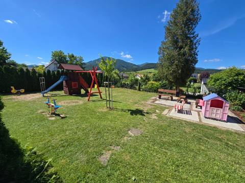 Poslednú júnovú sobotu sa ochotní rodičia spoločne so zamestnancami materskej školy spojili a zorganizovali brigádu na zveľadenie školského dvora. Od rána všetci usilovne pracovali. Opravovali a maľovali domček z hojdačkami, lavičky i drevený plot. Strihali stromčeky, vyčistili senzomotorický chodník a vymenili jeho poškodené časti, vysadili záhon s rastlinkami, opravili kvetinové tabule na kreslenie a ešte mnoho iného.   čítať ďalej