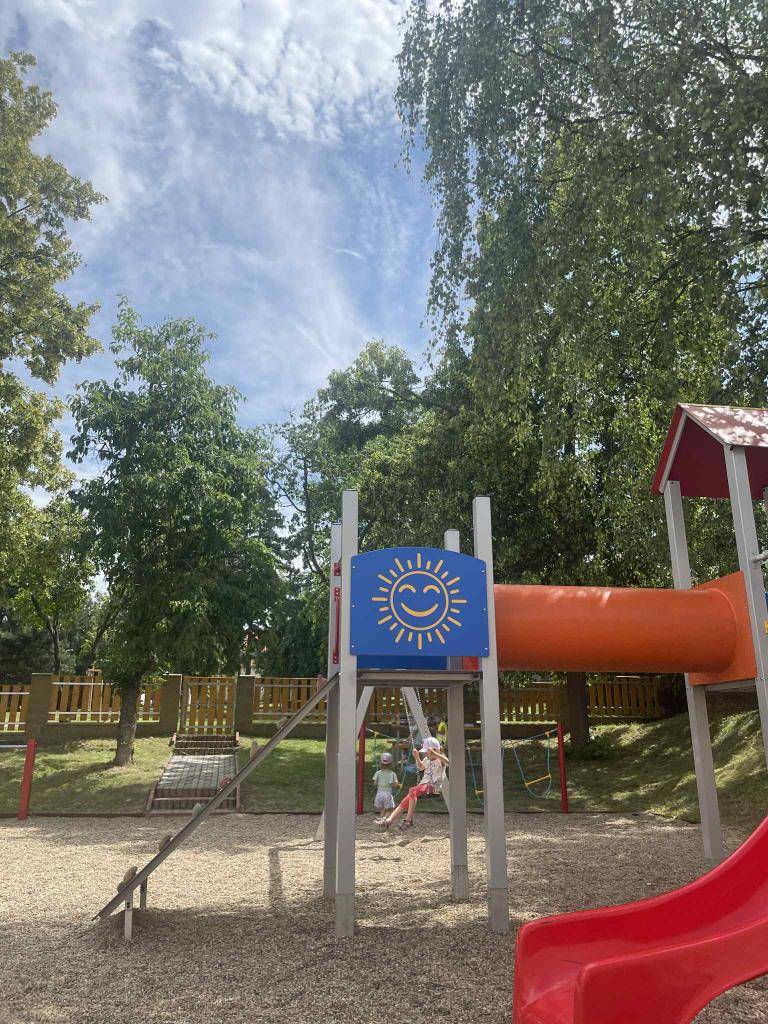 Dne 26. června 2025 se děti z mateřské školy Fügnerova v Lounech vydaly na výlet do naší obce Smolnice. Během prohlídky obce navštívily i místní kostel, kde se dozvěděly zajímavé informace a návštěvu zakončily na dětském hřišti. Děkujeme dětem za návštěvu.