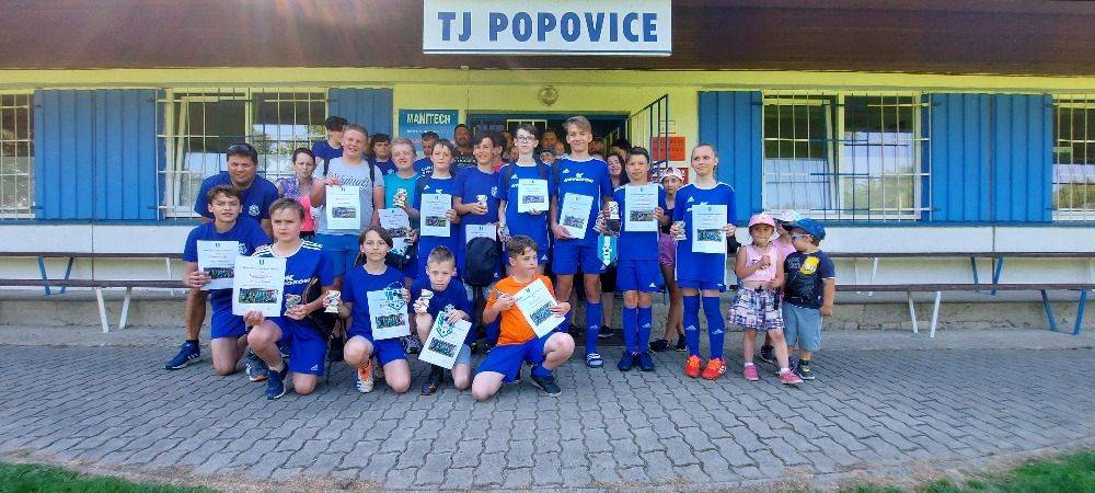 V sobotu 11. 6. náš fotbalový tým žáků završil domácí sezónu 2021/2022 vítězstvím 6:1 nad Rudicemi. Po vydařeném zápase následoval slavnostní ceremoniál, na kterém trenér Petr Kočíř a předsedkyně klubu Kateřina Karolová předali hráčům ocenění za jejich celoroční výkony a snažení.