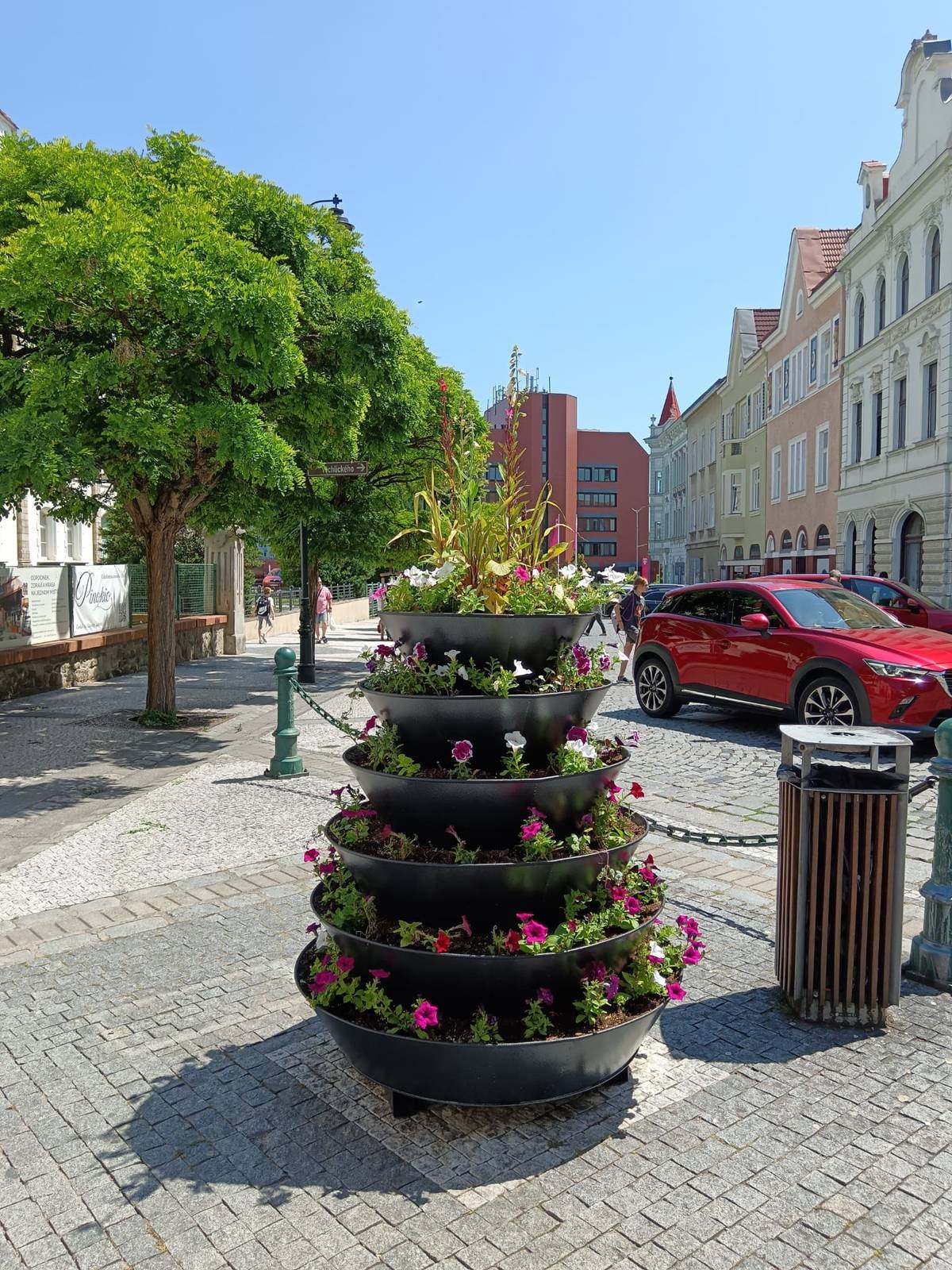 Naše město září díky nádherné květinové výzdobě. Tu si občané zvolili jako vítězný projekt participativního rozpočtu. Květinové pyramidy přinášejí do ulic svěžest a barvy, které zpříjemňují každý den.  Podívat se na ně můžete v následujících lokalitách: v ulici Pražská, na náměstí Benedikta Rejta, u autobusového nádraží a u budovy městského úřadu v ulici Pod nemocnicí. Květinová výzdoba bude nadále pokračovat i v jiných částech města.  Přijďte si užít procházku a nechte se pohltit vůní čerstvých květin a jejich krásou. Příroda a město spolu tvoří harmonii a dávají nám důvod k úsměvu! 🌺🌹 Máte nápad, jak vylepšit své okolí? Neváhejte a přijďte se svými nápady do participativního rozpočtu.