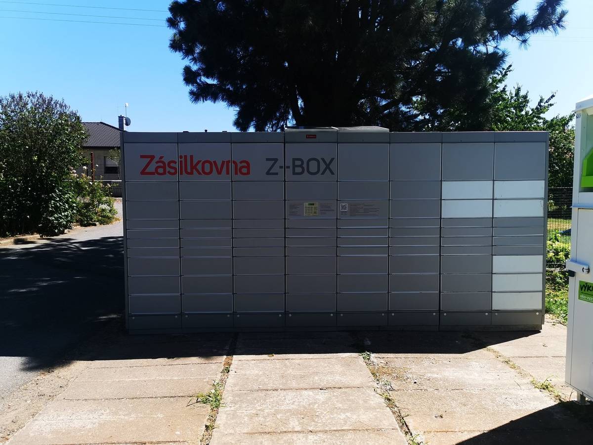 Vážení, informujeme vás o novém umístění našeho Z-BOXu. Byl přemístěn o několik metrů na nové místo, které se nachází na panelové ploše vedle kontejneru na textil.