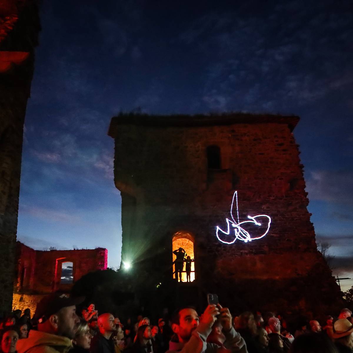 Zveme vás na jedinečné nebo i tradiční akce, konané v naší obci a v jejím širším okolí: pátek 4.7.    -  hrad KRAKOVEC, připomínka odkazu Mistra Jana Husa, sbor Krákoráček, divadlo Studna ..... sobota  5.7. -  hrad KRAKOVEC, divadélko, sokolník, bohoslužba, autorskjé čtení (T. Boučková), zábava (sk. Reflektor) neděle 6.7.  -  zámek LITEŇ, přednáška o Vojtěchovi Hynaisovi, vernisáž výtvarného plenéru (J. Špaňhel, M.Š. Sybolová) sobota 2.8.  -  8. ročník hudebního festivalu LomFest,  Solvayovy lomy sobota 23.8. - 4. ročník hudebního festivalu PEŘEJE SRBSKO sobota  6.9.  -  hudební Loučení s létem v amfiteátru Svatý Jan p. Skalou CELÉ PRÁZDNINY se můžete se svými dětmi zúčastnit soutěže ČT DÉČKO, tentokrát s názvem ULOŽTE OVEČKY.  Už podruhé se do hry zapojuje Informační středisko CHKO Český kras Svatý Jan pod Skalou, a to patronátem nad jednou z kešek, které ukrývají tajné heslo. Více podrobností najdete na odkazu: https://decko.ceskatelevize.cz/ulozte-ovecky/jak-soutezit Další podrobnosti najdete v přílohách nab na příslušných webech.   Krásné prázdniny vám přejeme ze Svatého Jana