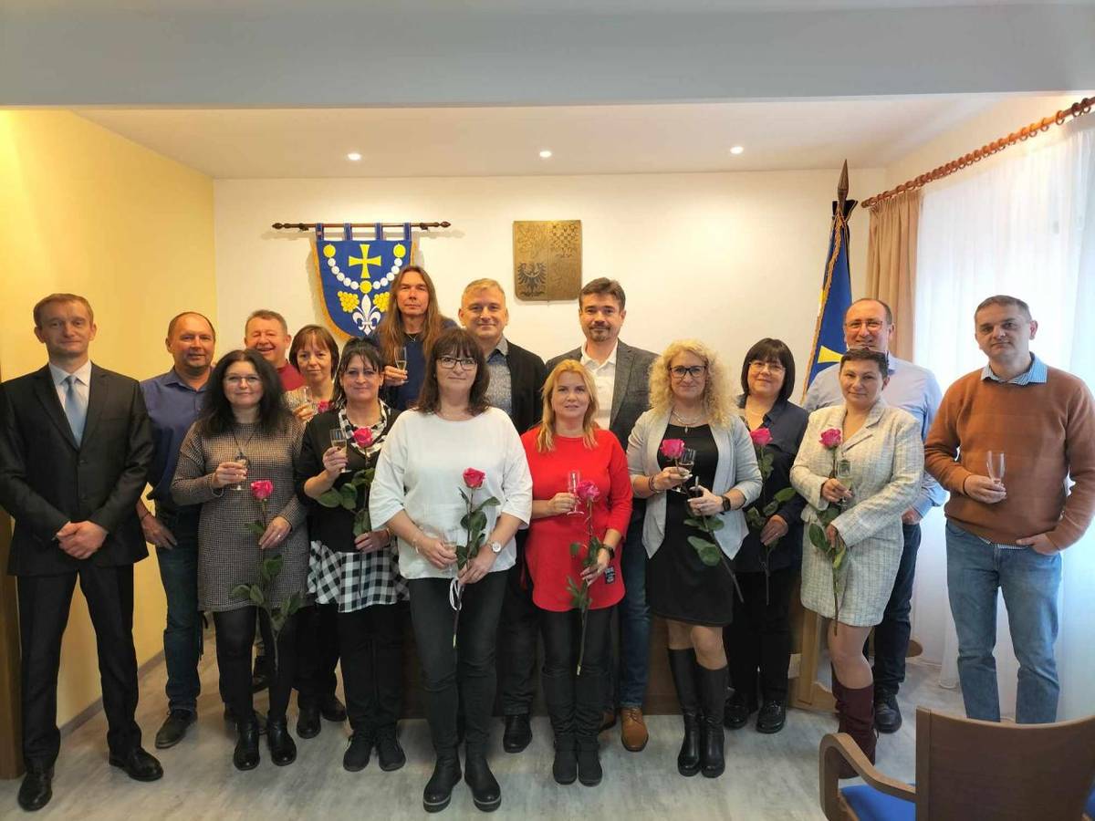 V sobotu 11. 11. starosta a sociální komise přijali v obřadní místnosti obecního úřadu popovické jubilanty ročníku 1973. Letošním padesátníkům poděkovali za vše dobré, co pro naši obec vykonali a popřáli jim hodně úspěchů v dalším životě a především pevné zdraví.