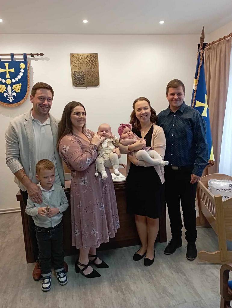 V neděli 24. září jsme v obřadní místnosti obecního úřadu přivítali naše nové občánky Annu Lykovou a Šimona Kavku. Dětem i rodičům přejeme hodně sil, zdraví, štěstí, vzájemné lásky a rodinné pohody.