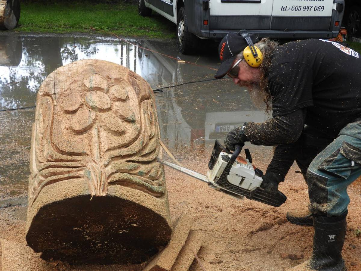 Místní hasiči uspořádali v areálu lesíku další Řezbářskou show,  tentokrát byl motorovou pilou vyřezán zvířecí motiv, kterým bude doplněno dětské hřiště v areálu. Poté následovalo kácení majky. K tanci i poslechu hrála živá hudba.