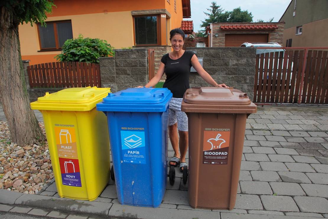 Od 1. července si domácnosti, které doposud pro třídění odpadu využívají barevných igelitových pytlů nebo odpad zatím netřídili, mohou na obecním úřadě požádat o přidělení plastových barevných 240 l nádob pro třídění papíru, plastu a bioodpadu.