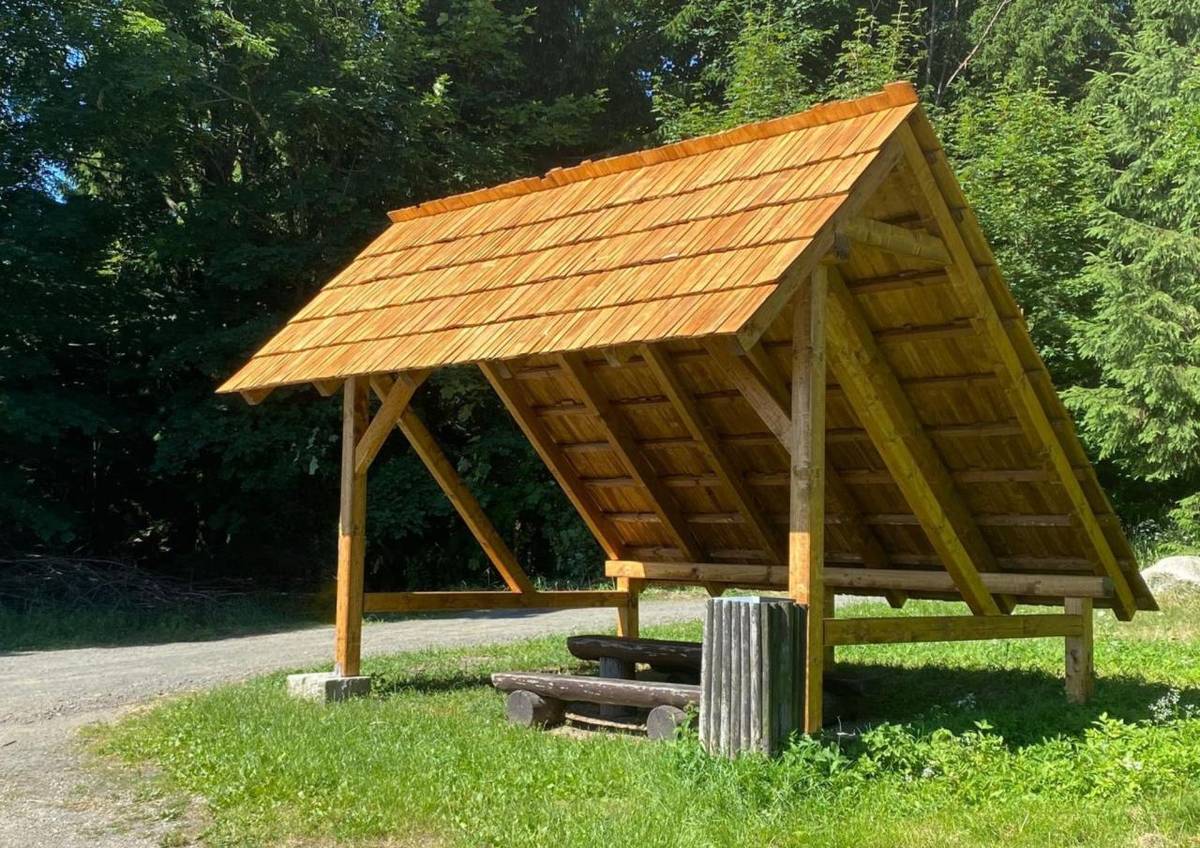 Máme nový turistický přístřešek u hřbitova na Milířích! Přijďte si posedět!