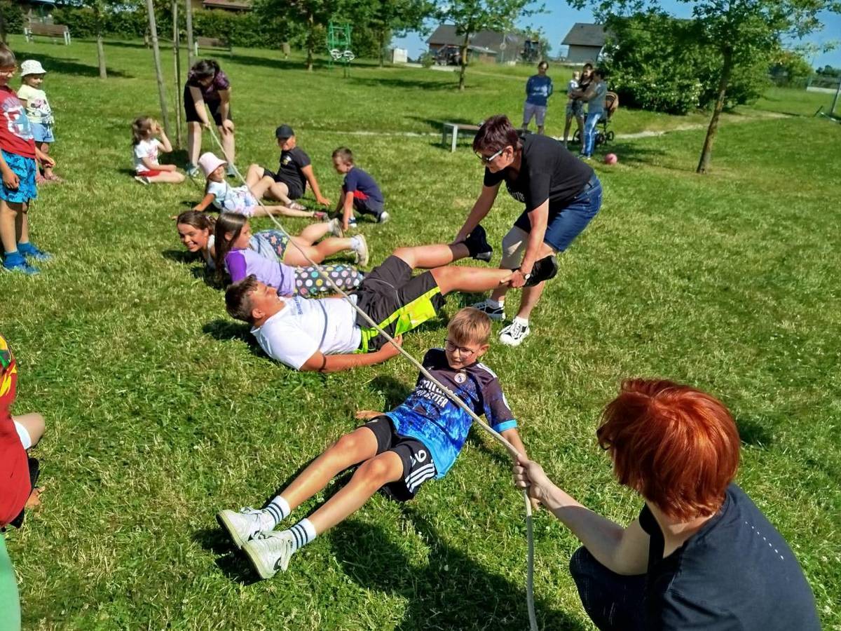 V pátek 20. června se v parku U Koule konala Zahradní slavnost pro rodiče s dětmi, kde si mohli užít sportovní aktivity, vyrobit ozdoby a ochutnat občerstvení.