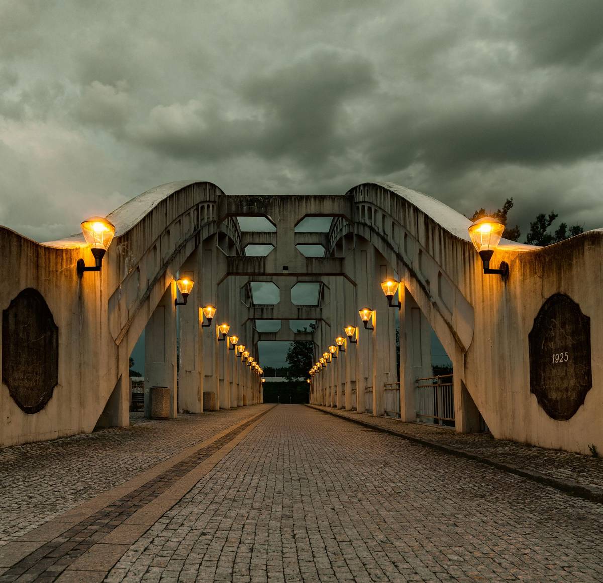 Od příštího týdne začínají stavební práce na ikonickém mostě v lázeňské části Karviné. Opravy potrvají až do 25. srpna 2025.   🚶♀️🚴 Po celou dobu zůstane most otevřený pro pěší i cyklisty. Uzavřen bude pouze během tzv. vapkování – tedy tlakového čištění, kdy může docházet k opadávání omítek. Tyto krátkodobé uzavírky budou vždy včas oznámeny.   🧱 Most slaví své jubileum společně s litinovou kašnou na Masarykově náměstí, která má letos už 125 let. Oslava obou dominant proběhne 29. srpna – těšíme se na vás! 🎈