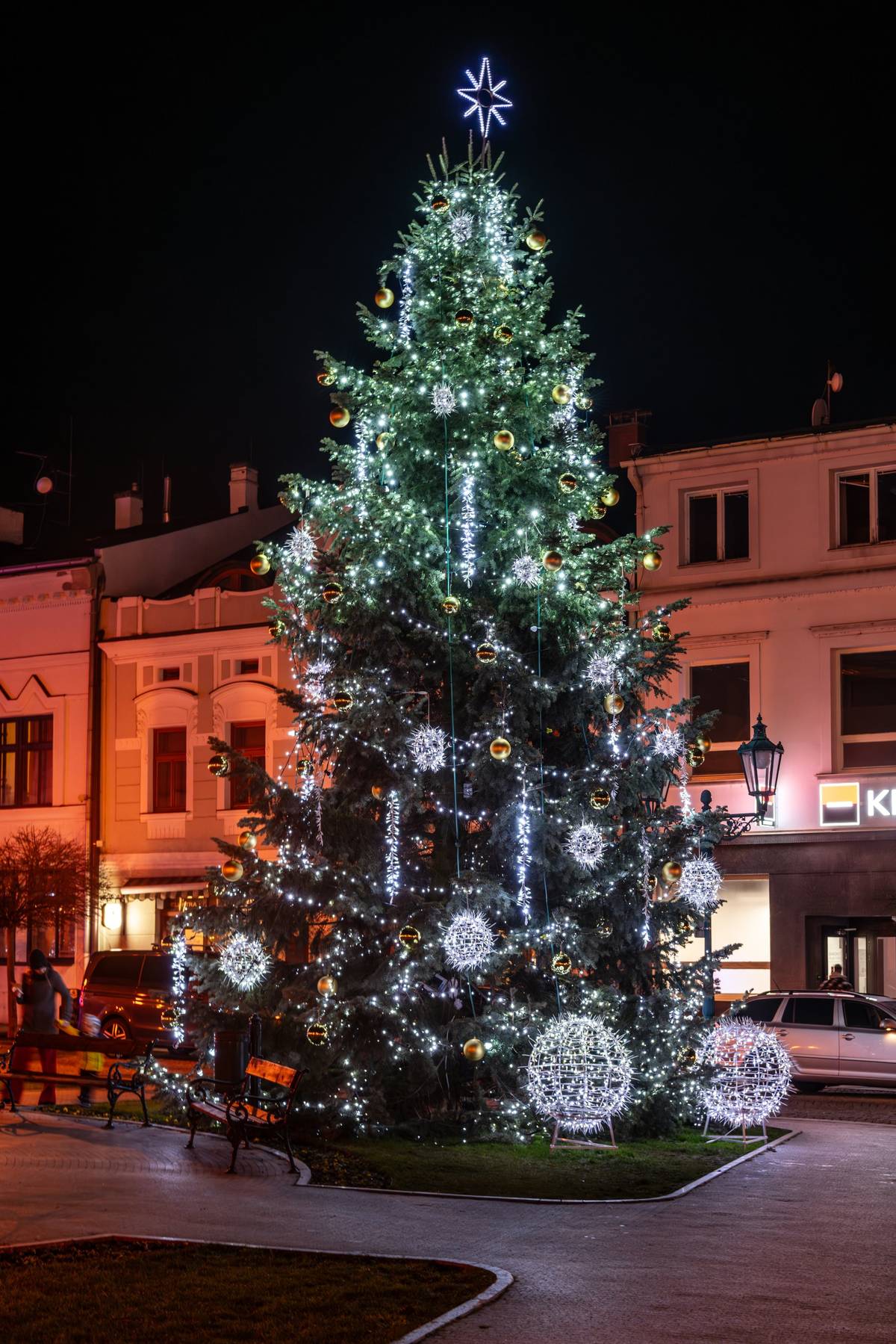 Máte na pozemku smrk, jedli nebo douglasku, která by mohla ozdobit centrum Karviné jako letošní vánoční strom? 🎅✨   👉 Magistrát města Karviné opět hledá strom, který se stane dominantou náměstí během Vánoc 2025.   🔍 Jak by měl strom vypadat? • Výška: 10 až 15 metrů (počítá se zapuštění cca 1,5 m) • Průměr kmene: cca 30 cm • Koruna dole: cca 5 m, nahoře: 1 m • Zdravý, hustý, pravidelný tvar • Dobře dostupný pro techniku (bez drátů vysokého napětí apod.)   📌 Důležité: U stromů s obvodem nad 80 cm (ve výšce 130 cm nad zemí) je nutné mít vyřízené povolení ke kácení. S vyřízením žádosti vám rádi pomohou zaměstnanci magistrátu.   📨 Nabídky zasílejte na e-mail: 📧 michal.reczek@karvina.cz (Mgr. Michal Reczek, tel. 596 387 346) 📧 tomas.trampler@karvina.cz (Bc. Tomáš Trampler, tel. 596 387 320) 📬 nebo poštou na adresu: Statutární město Karviná, Magistrát města Karviné, Odbor komunálních služeb, Fryštátská 72/1, 733 24 Karviná-Fryštát   🧑🎄 Pomozte nám opět vytvořit kouzelnou atmosféru Vánoc pro všechny Karviňáky!
