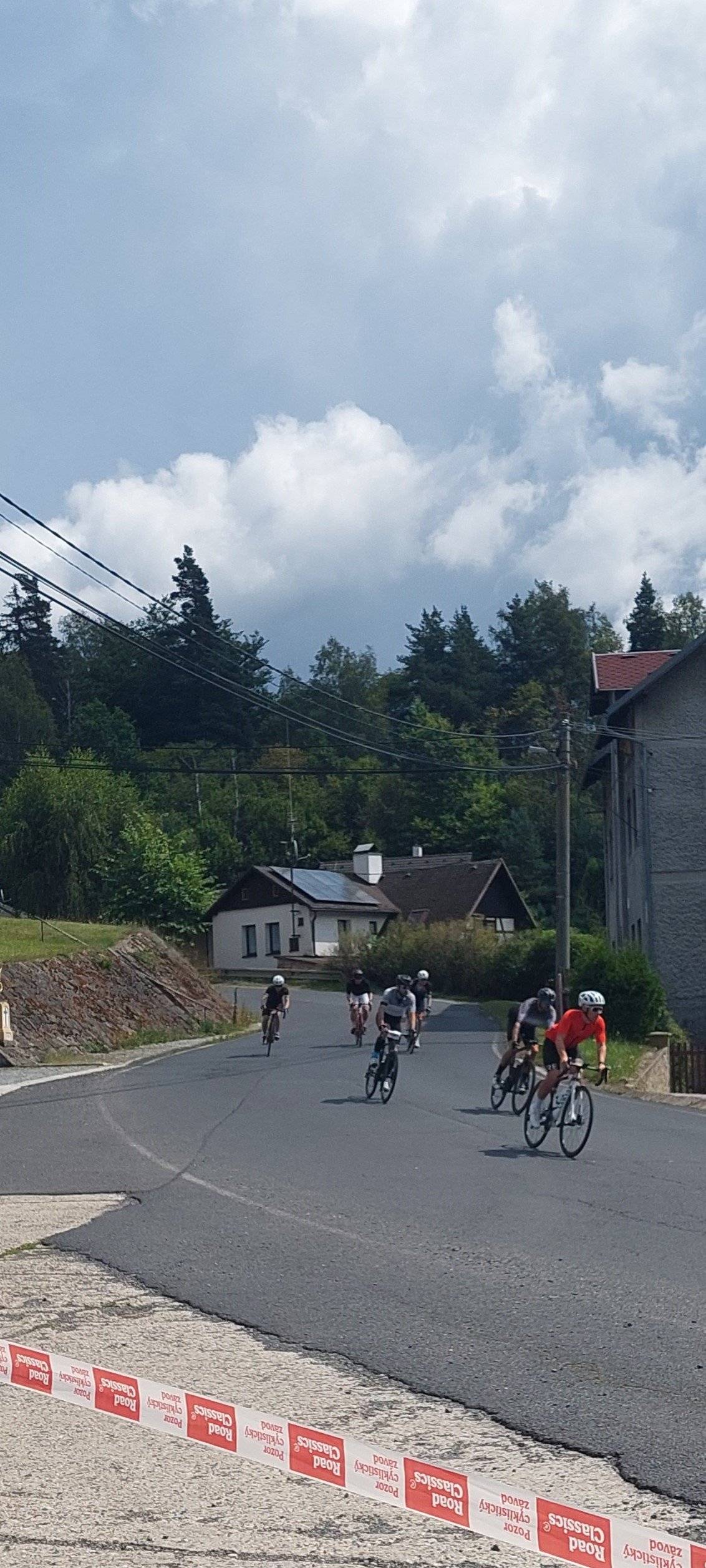 V sobotu 19. 7. 2025 mezi 12:00 a 13:20 bude silnice mezi Nejdkem a Vřesovou neprůjezdná – protože se k nám řítí peloton závodu Road Classics Klínovec! 🌪️ 💥 ALE! Jako správní fandové nezůstanete stát u silnice o suchu. V Rájci u zastávky bude zřízena FANZÓNA, kde si každý horlivý povzbuzovač může dopřát ZCELA ZDARMA pivo nebo nealko a ulovit pár reklamních suvenýrů do sbírky. 🎉 Přijďte křičet, mávat, slavit – a možná se i trošku osvěžit. Být fanouškem nebylo nikdy tak osvěžující!