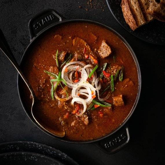 Srdečne Vás pozývame na  "Súťaž vo varení guláša v obci Podvysoká"  Miesto konania: Areál futbalového ihriska Podvysoká  Dátum: 26.7.2025 / sobota  Začiatok : 11.30hod.  Počet členov súťažného tímu: min.2, max. 5  Varí sa: guláš na všetky možné spôsoby