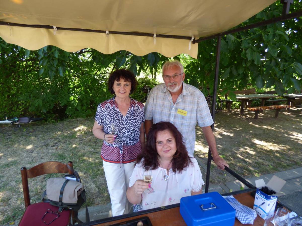 Krásný, letní košt vín ve Žlébkách. Spousta dobře vychlazených vzorků, i pivo bylo, grilované selátko a CM Hantál krásně hrála až do konce.