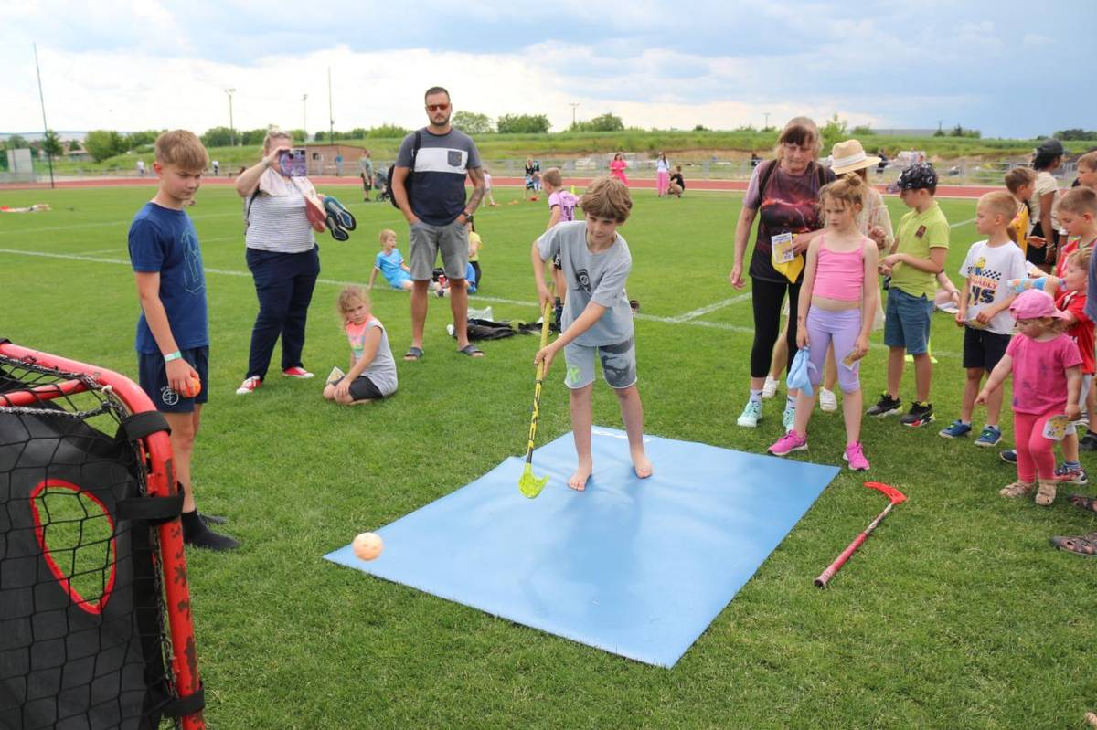 V sobotu 31. 5. se na velkém fotbalovém hřišti v Nehvizdech konal tradiční Dětský den, který si děti a dospělí užili naplno díky skvělé spolupráci AFK Nehvizdy, SDH Nehvizdy, mateřské a základní školy a městyse. Akce nabídla soutěže, pěnovou show a přehlídku motocyklů přátel MDA RIDE.