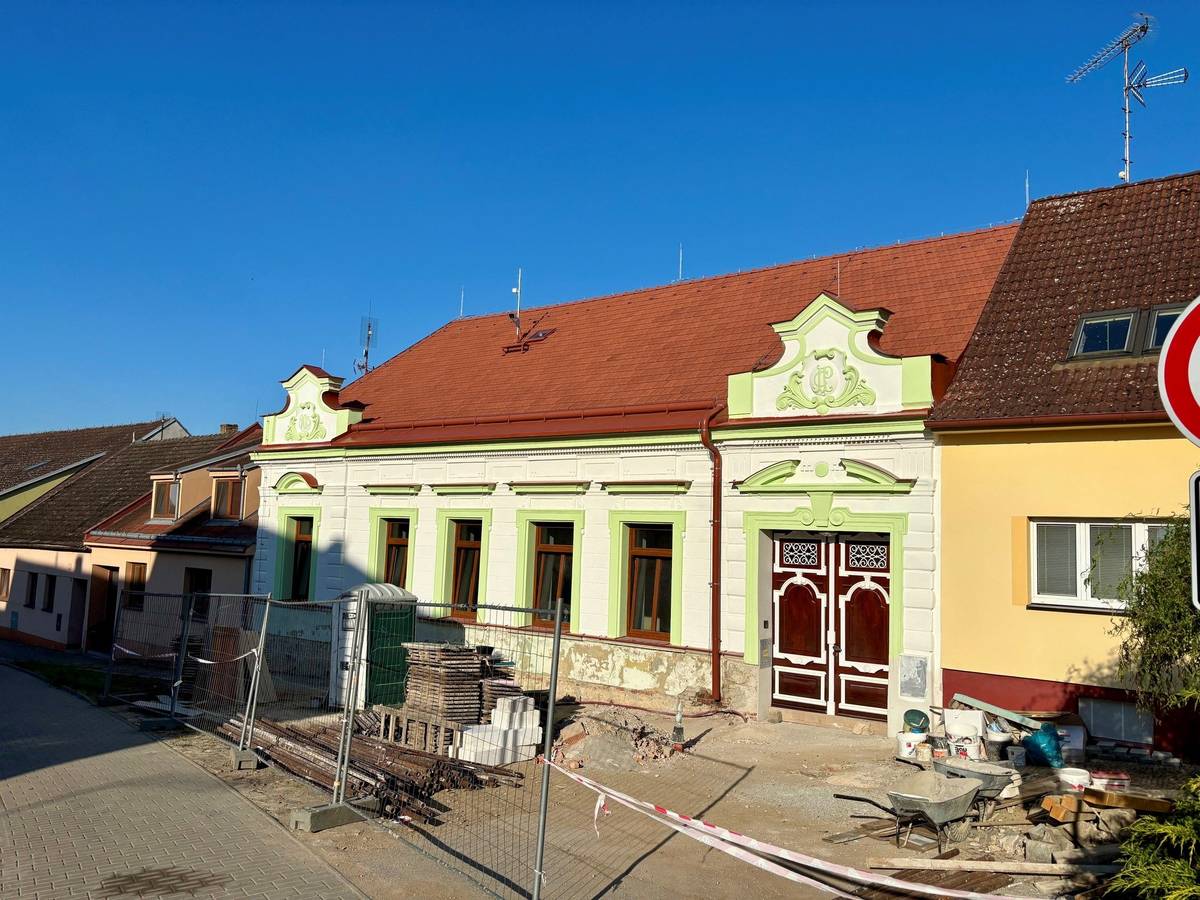 ADMINISTRATIVA ℹ️ v pondělí proběhla schůze rady města ℹ️ zveřejněna jsou výběrová řízení na dva zaměstnance MěÚ - vedoucího odboru investic a pokladní https://veseli.cz/nabidka%2Dzamestnani/ds-9757/p1=50185 STAVEBNÍ PRÁCE A ÚDRŽBA ℹ️ objekt Karbanky získal novou fasádu, následovat bude úprava chodníku a prostoru před objektem  ℹ️ dětská hřiště na Blatském sídlišti a v Tyršově čtvrti byla doplněna o branky na malý fotbálek a záchytné sítě ℹ️ na podnět občanů doplnily Veselské služby rozhlas na místech, kde nebylo dobře slyšet – ulice Smetanova a J. Lady ZAJÍMAVOSTI ℹ️ na městské příměstské tábory se přihlásilo rekordních 34 dětí (v roce 2024 bylo dětí 12) ℹ️ Gladiators gym Veselí nad Lužnicí získal na mistrovství světa v Brazílii v MMA – GAMMA 2025 několik cenných trofejí