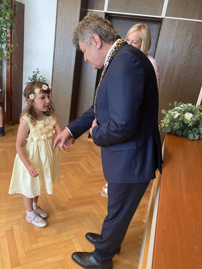 Pro našich 29 předškoláků končí období her a čeká je velký životní krok, stanou se z nich prvňáčci. A protože je to přelomová událost, musí se řádně oslavit. S panem starostou, učitelkami MŠ a rodiči se předškoláci oficiálně rozloučily na půdě MěÚ.