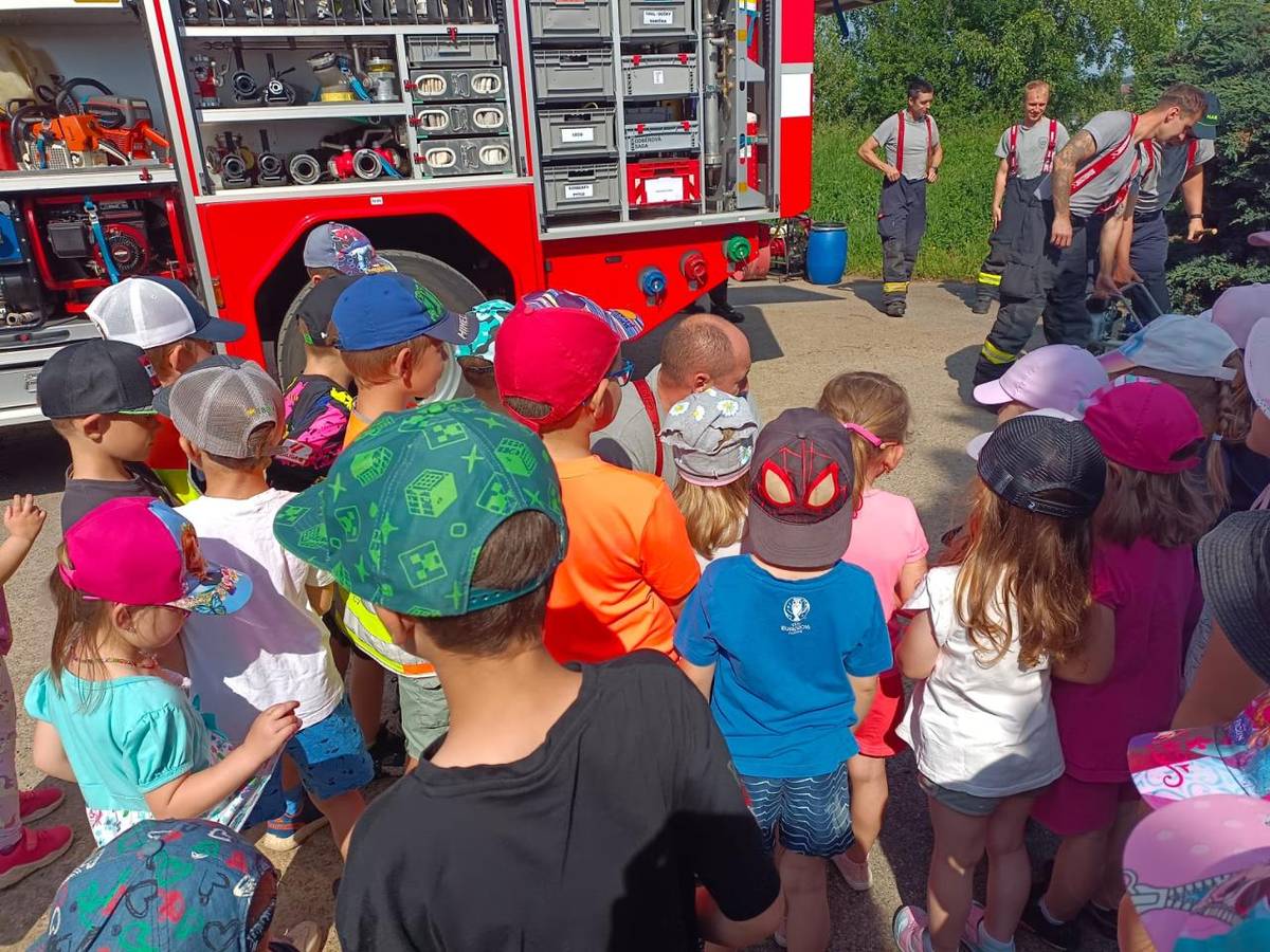 Děti z MŠ se seznámily s prací hasičů. Byla jim předvedena hasičská technika - hydraulické nůžky, termokamera. Mohly si nasadit ochrannou masku, helmu. Prohlédly si vybavení vozidel.