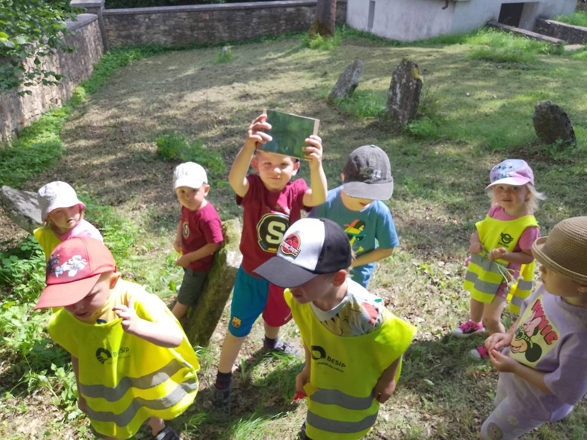 Cesta za pokladem je zahalená tajemstvím a doplněná úkoly. Pro naše děti není nic problém, úkoly zvládly na jedničku a poklad našly, hurá!