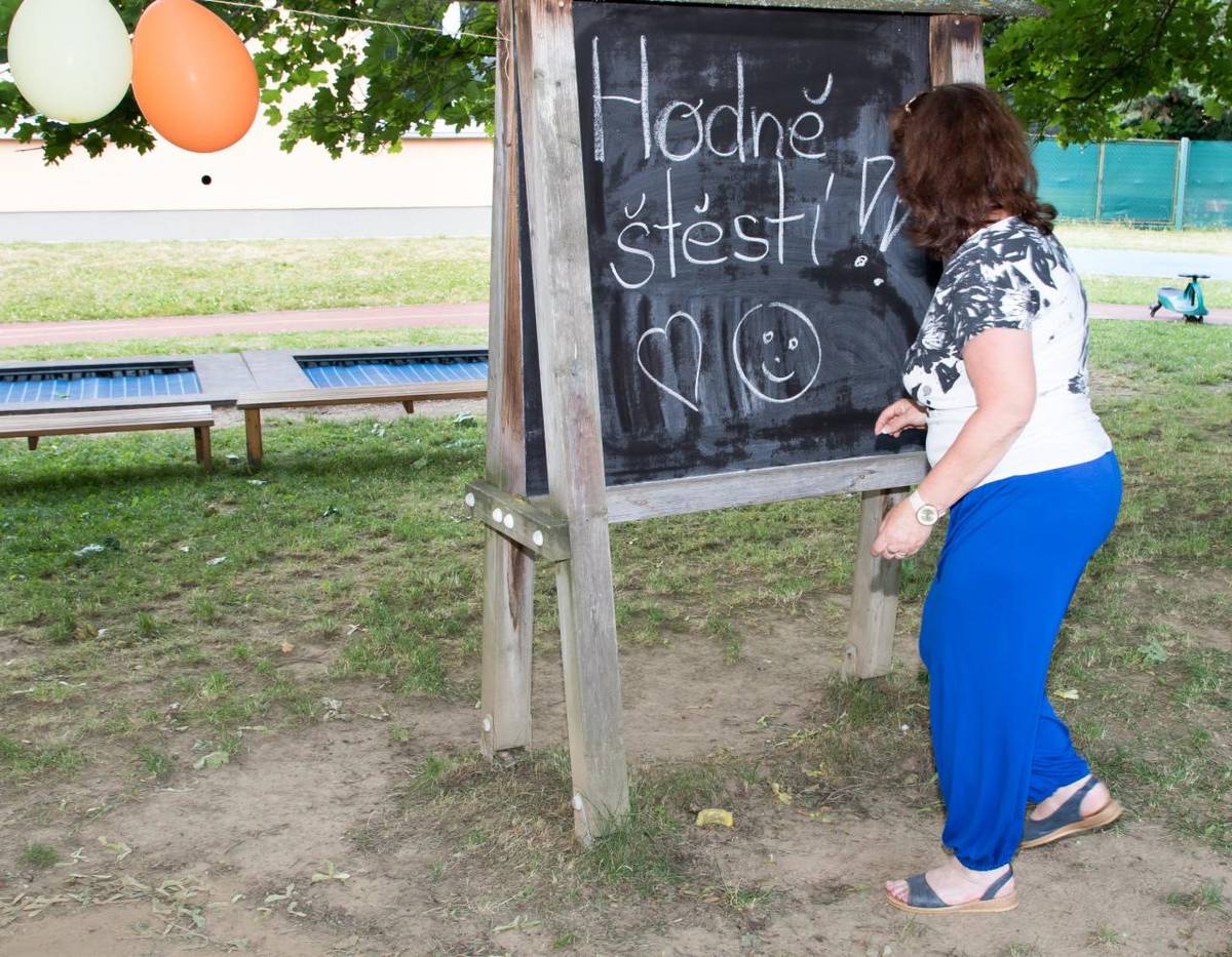 Pro odcházející předškoláky byla připravena zahradní slavnost, při níž byli slavnostně pasováni na prvňáčky rytířem Petrem z Vlašimbergu. Všemu přihlíželi pyšní rodiče a personál MŠ. Hodně štěstí, ať se vám životem krásně létá, motýlci a včeličky!!