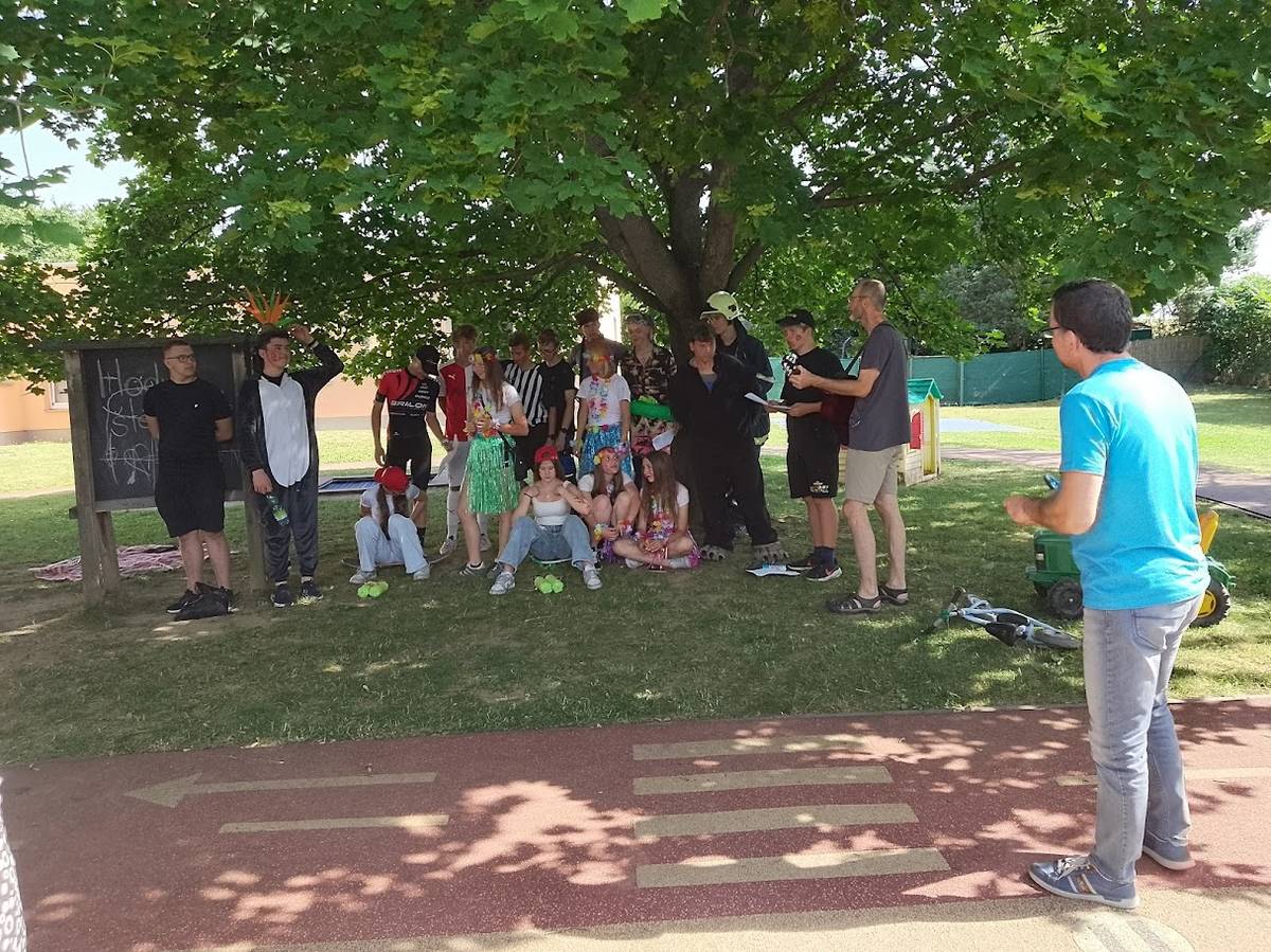 Tak jako naše předškoláky čeká velká životní změna přestupem na základní školu, tak i žáky 9.třídy ZŠ čeká velký krok přechodem na střední školu. Mnoho z nich začínalo právě u nás a tak se přišli rozloučit i s MŠ. Hodně štěstí, deváťáci, ať se vám daří!!