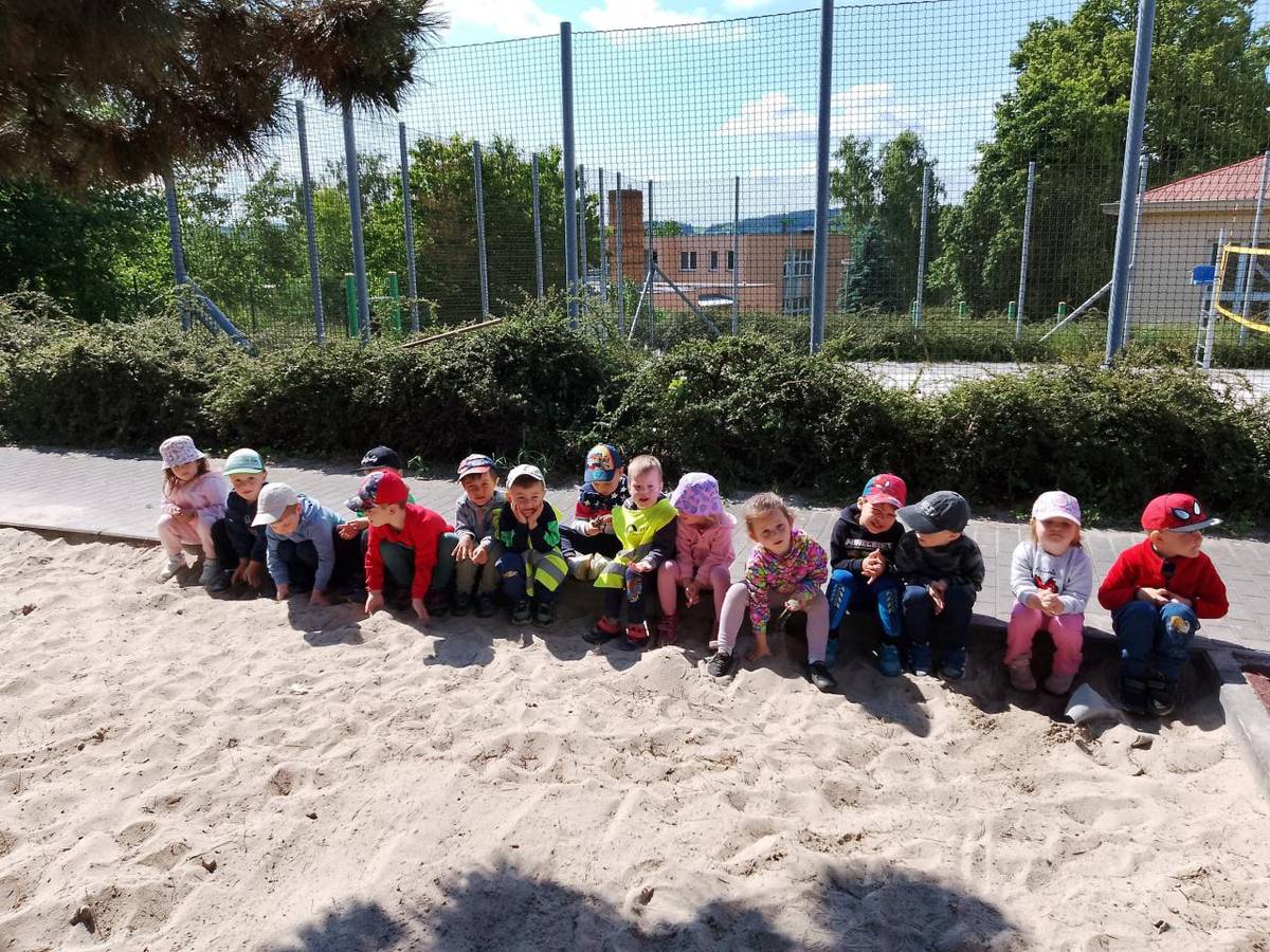 Sportovní den je letitou tradicí, při níž děti plní tři sportovní disciplíny - skok, běh a hod. Na stupně vítězů se nemůže postavit každý, ale pro nás je vítězem každý, kdo se zúčastní.