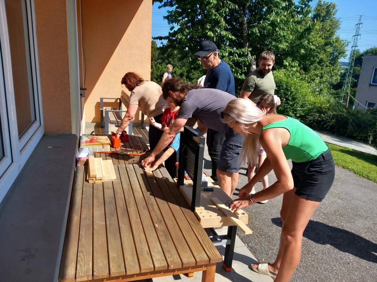 Pro tatínky našich dětí jsme si připravili stanoviště s drobnými úkoly. Vozili své děti v kolečku, plnili úkoly plotovky, zatloukali hřebíky. Největší zábava byla u mlhoviště, pískoviště a opékání buřtů.