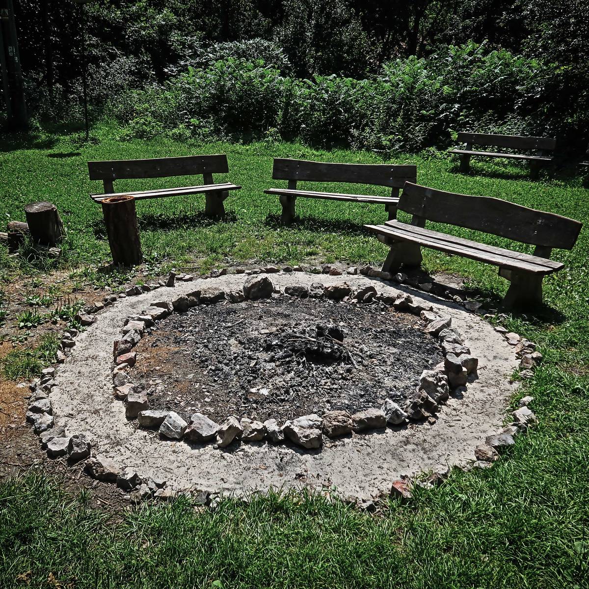 Vážení sousedé,  jistě i vy vnímáte  zvyšující se teploty a  snižující se zásoby podzemní vody, na které jsme mnozí závislí. Vzhledem k dlouhodobému suchu  prosím o šetření vodou a o striktní dodržování zákazu rozdělávání ohňů v celé oblasti Záhrabské.  Jiří Bouček Starosta obce