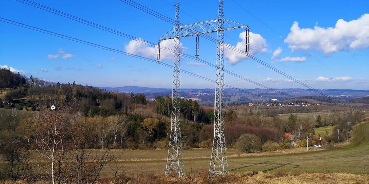 Dnes okolo 12:30 postihl naši obec výppadek elektřiny. Jedná se o rozsáhlý výpadek na velmi rozsáhlém území včetně Prahy, porucha je na páteřní síti vedení velmi vysokého napětí provozované společností ČEPS, která zajišťuje přenos elektrické energie po celé České republice. Nemá smysl volat na ČEZ.