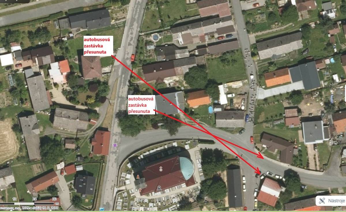 PŘEMÍSTĚNÍ AUTOBUSOVÝCH ZASTÁVEK VE SKŘIPOVĚ OD 7.7.2025 DO 17.8.2025, Dotčená linka: 262 Přemístěné zastávky - v blízkosti ZŠ:  Ve směru ze Skřipova na Hrabství – přemístěna mezi kostel a křižovatku u hasičské zbrojnice. Ve směru z Hrabství do Skřipova je přemístěna před RD č.p.72 – naproti hasičské zbrojnice.