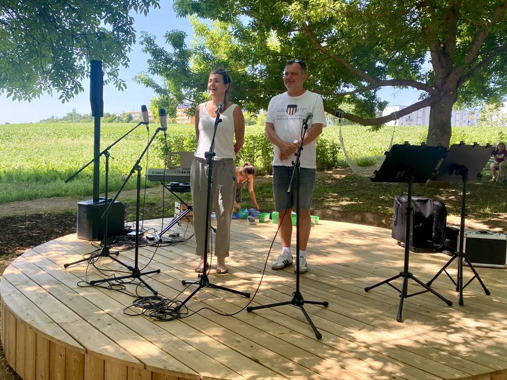 Otevírání nového komunitního centra ve Slaném - akce Léto v Ďolíku pořádá město Slaný a na slavnostním otevření byli přítomni starosta a zástupci města. Vystoupili žáci našeho hudebního oddělení a společně s výtvarným oddělením připravily naše učitelky a jejich žáci malý koncert a naučné workshopy.