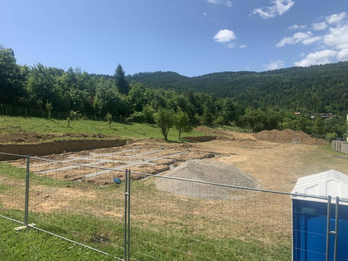 V júni 2025 obec začala s výstavbou nájomných bytových domov.  Práce bude realizovať firma STAV-MAJO s.r.o. Lipany.