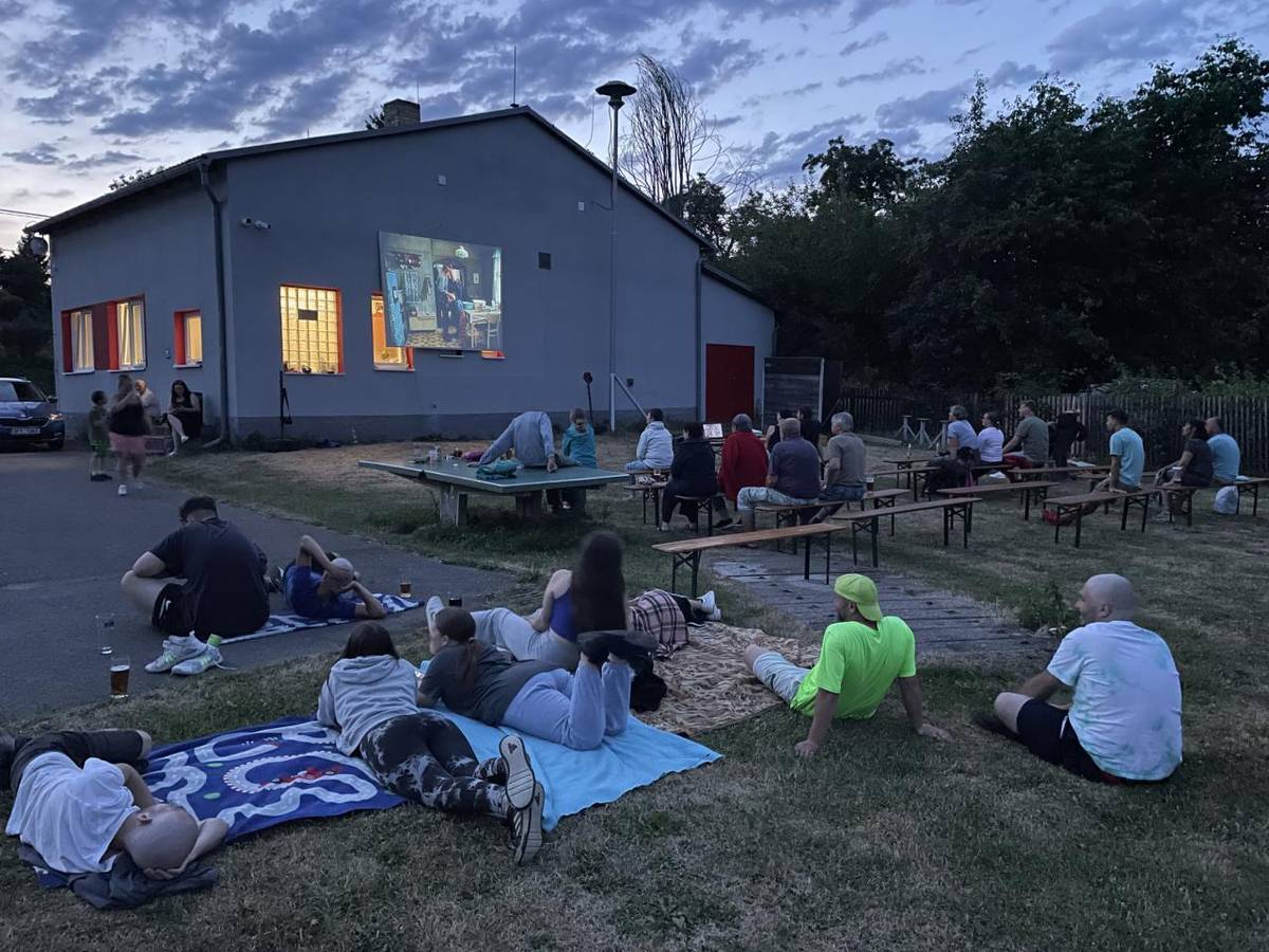 Za vlahého sobotního večera se u hasičské zbrojnice promítala česká komedie "Vesničko má středisková".