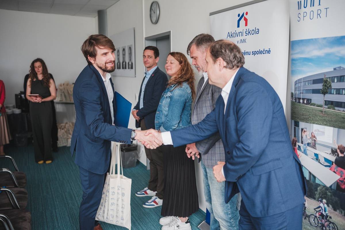 Máme radost, že ZŠ Bednářova a ZŠ Tuháčkova byly oceněny v rámci pilotního projektu Aktivní škola, který proběhl pod záštitou hejtmana Jihomoravského kraje Jana Grolicha.   Cílem projektu bylo rozhýbat žáky nejen v hodinách tělocviku, ale i o přestávkách, při projektových dnech, sportovních akcích a na školách v přírodě.   Naše školy šly do toho naplno – a odměnou je uznání za aktivní přístup a dlouhodobou práci celého pedagogického týmu. Děkujeme učitelům, žákům i vedení škol za jejich nadšení a nasazení! Společně děláme školu místem, kde to žije – pohybem i radostí.