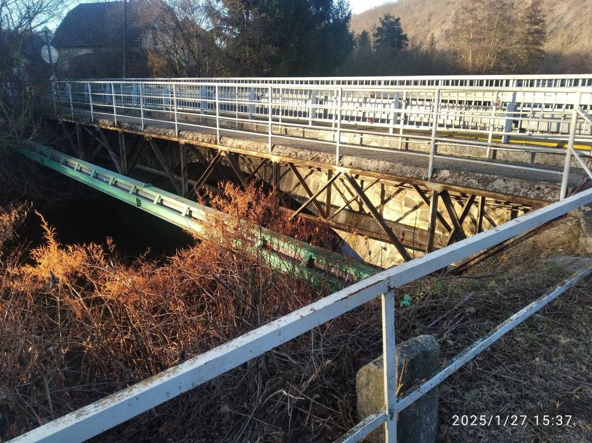 Probíhá příprava projektové dokumentace na odstranění stávající a výstavbu nové pěší lávky přes Bojovský potok v Měchenicích U Čadilů.
