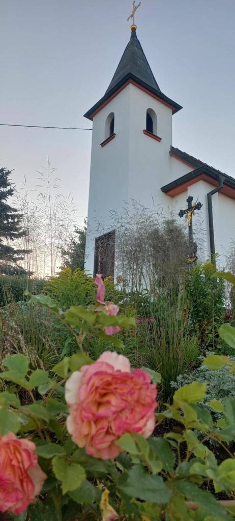 letní, rozkvetlá Kaplička