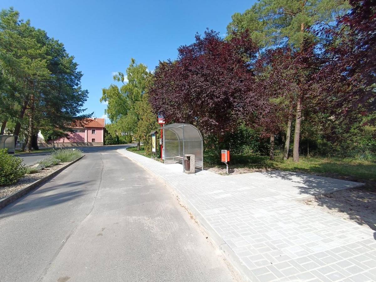V centru obce došlo k rekonstrukci chodníku, kam se poté umístila nová zastávka. Do prostorů se ještě umístí posezení, fontánka a truhlíky s květinami.