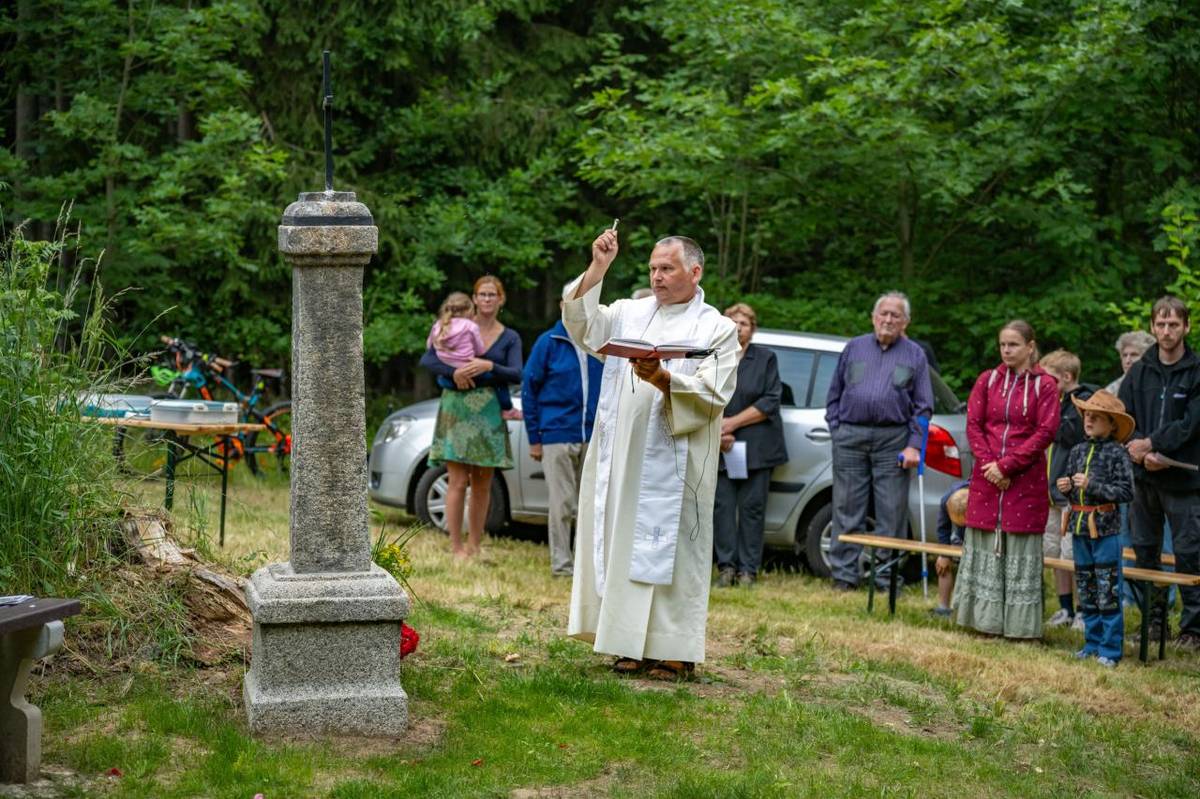 Záběry ze mše u kapličky a navazujícího žehnání vyzdviženého, zrestaurovaného a znovupostaveného kříže na cestě do Milína s historickým výkladem pana Kuby.