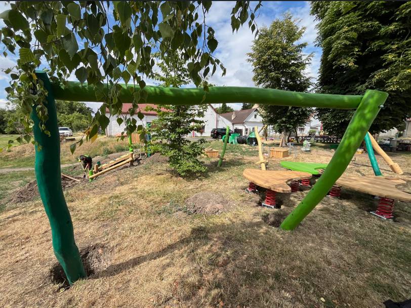 Vážení spoluobčané, upozorňujeme vás, že dnešním dnem došlo k zabetonování nových herních prvků v prostoru u hřiště. Beton nyní potřebuje čas ke zrání, aby bylo vše pevně usazeno a mohly proběhnout další dokončovací práce. Z tohoto důvodu je vstup na hřiště dočasně zakázán. Žádáme všechny, zejména děti, aby na hřiště nevstupovali a respektovali uzavření prostoru, dokud nebude hřiště oficiálně dokončeno a předáno k užívání. O termínu otevření vás budeme včas informovat. Děkujeme za pochopení a ohleduplnost. Obecní úřad