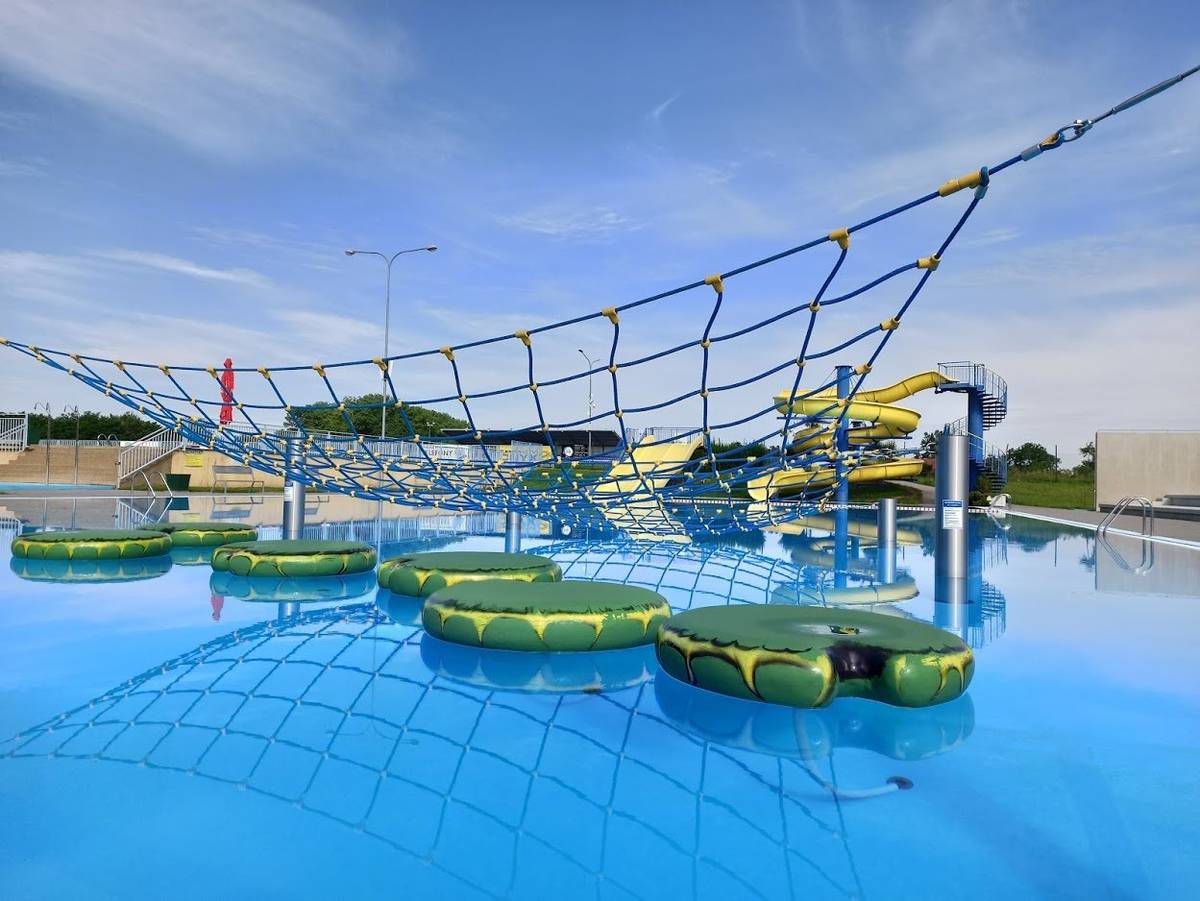 Dobrá zpráva pro všechny milovníky léta a vodních radovánek! Po několika dnech, kdy bylo koupaliště kvůli nepříznivému počasí uzavřeno, se opět vracíme do letního režimu. Podle aktuální předpovědi nás čekají slunečné dny, a tak se v neděli 13. 7. 2025 koupaliště ve Veselí znovu otevírá pro veřejnost. Držitelé Karty občana Veselí navíc získávají více než 50 % slevu na vstupné. Přijďte si užít krásný den u vody – děti se mohou vydovádět v bazénu, rodiče si odpočinou na dece a občerstvení nabídne něco dobrého pro každého. Věříme, že si u nás najde to své každý člen rodiny. Těšíme se na vás a přejeme pohodové letní dny ve Veselí!