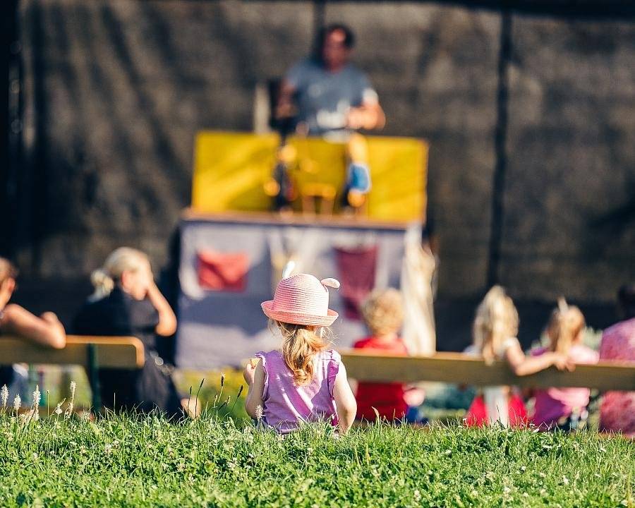 Městské divadlo připravilo bohatý program, během července a srpna se v Klášterní zahradě uskuteční celkem 16 divadelních představení pro rodiče s dětmi. Vstup je zdarma.   Program 10. července 15:00 O kříšťálovém srdci 17:00 O víle modrovlásce Czidivadlo 17. července 15:00 Dlouhý, Široký a Bystrozraký 17:00 Šípková Růženka Dell´Arte 24. července 15:00 Čert a Káča 17:00 Povídání o pejskovi a kočičce Divadlo Semtamfór 31. července 15:00 O Smolíčkovi a Palečkovi 17:00 Červená Karkulka Divadlo Šůs 7. srpna 15:00 Pinocchio 17:00 Otesánek Divadlo Já to jsem 14. srpna 15:00 Husiti! 17:00 Les plný princezen Divadlo do kola 21. srpna 15:00 Tři prasátka 17:00 Kouzelná kulička Kejklířské divadlo 28. srpna 15:00 Větrná pohádka 17:00 Zapomenutá pohádka Teátr Pavla Šmída