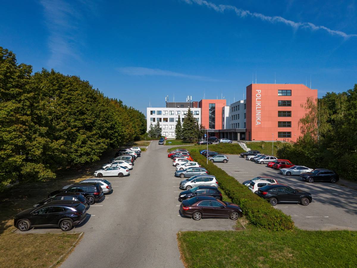 Poliklinika v Karviné-Mizerově prochází další etapou modernizace 🔧 a zároveň se jí daří přitahovat nové nájemce 👩⚕️👨⚕️. Budova, kterou město převzalo od Moravskoslezského kraje v roce 2021, se postupně mění nejen vizuálně 🏢, ale především svým obsahem. Hlavní cíl je jasný – nabídnout obyvatelům Karviné co nejširší škálu zdravotnických služeb pod jednou střechou 🩺.   „Těší mě, že se nám daří nacházet nové nájemce, a to především z oblasti zdravotnictví. Lidé v Karviné tak mají k dispozici stále širší spektrum odborných lékařů a specializovaných služeb přímo ve svém městě,“ řekl primátor Karviné Jan Wolf (SOCDEM).   Dnes v poliklinice působí například praktici pro dospělé i děti 👶👨⚕️, stomatologové 🦷, neurologové 🧠, oční lékaři 👁, gynekologové, fyzioterapeuti 💪, kardiologové ❤️ i další specialisté.   „Vedle běžných zdravotnických praxí se zde nachází také služby, které úzce souvisí s péčí o zdraví a lidské tělo – například masáže kojenců 👶💆♀️, kurzy pro těhotné 🤰, najdete tady i homeopaty,“ uvedla pro příklad Denisa Čendliková z Odboru komunálních služeb Magistrátu města Karviné.   Město přitom myslí i na další rozvoj 📈, průběžně budovu opravuje a připravuje nové ambulance. Už teď projevili zájem o působení na poliklinice další lékaři 🩺, například ortoped nebo dětská lékařka. Na jaře příštího roku by tady také mohla začít fungovat ambulance psychologie 🧑⚕️🧠 a dětské psychologie.   V posledních letech město výrazně investovalo do oprav a modernizace budovy 🏗. Nejprve došlo na zateplení, výměnu oken a opravu střechy. „Aktuálně byla dokončena centrální klimatizace celé budovy ❄️, probíhá rekonstrukce vnitřních prostor 🛠, která rozšíří nabídku ambulancí a tím zajistí lepší zázemí pro lékaře i pacienty. Modernější budou i vstupní prostory včetně recepce a bistra ☕,“ doplnila vedoucí Odboru komunálních služeb Jana Maierová. Celkové náklady na veškeré práce v rámci II. etapy rekonstrukce budovy polikliniky jsou vyčísleny na zhruba 36 milionů korun 💰 a budou hrazeny z rozpočtu města.   „Chceme, aby poliklinika byla skutečně moderním a dobře fungujícím zdravotnickým centrem 🏥, které bude odpovídat potřebám našich obyvatel. Velký zájem ze strany lékařů i dalších poskytovatelů služeb nás utvrzuje v tom, že jdeme správným směrem,“ dodal primátor.   Do budoucna se počítá i s úpravou parkoviště 🚗 a dalšími investicemi, které nabídnou obyvatelům města ještě větší komfort 🌟.