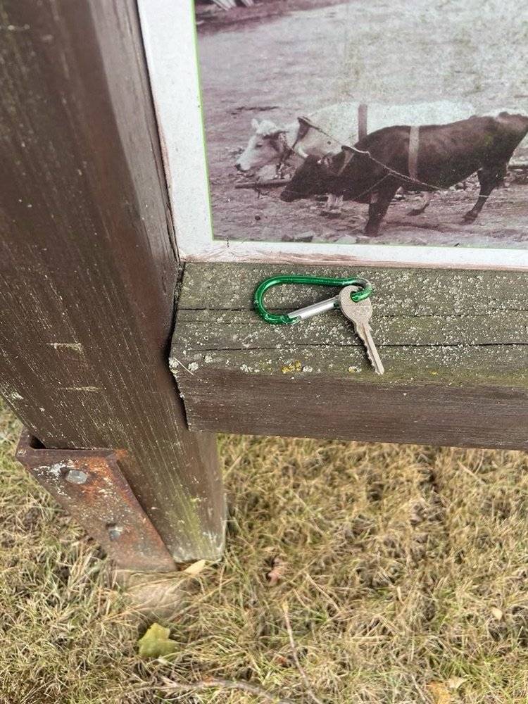 Ve večerních hodinách byl nalezen na křižovatce u křížku klíč s karabinou. Majitel si může klíč vyzvednout na úřadě, popř. dohodnout předání  na tel. č. 737 247 721.